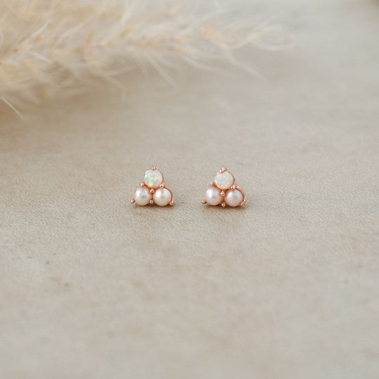 Elegance Studs-white pearl/opal