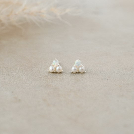 Elegance Studs-white pearl/opal