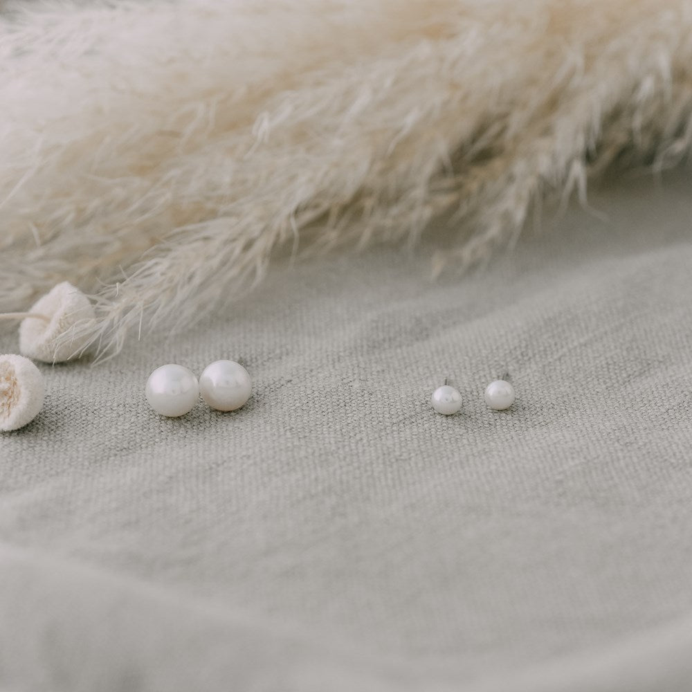 Pearl Studs-white