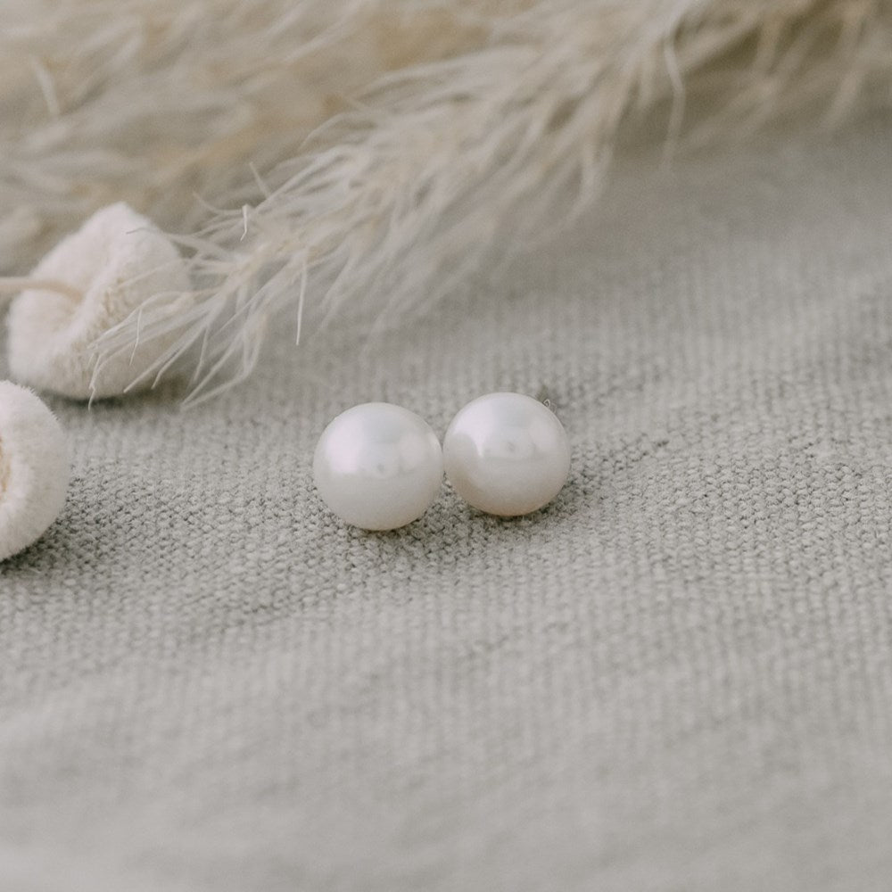 Pearl Studs-white