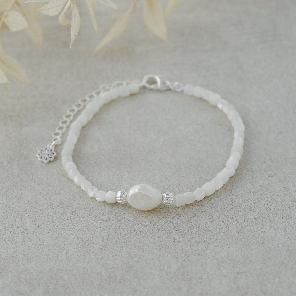 Bella Bracelet-mother of pearl/white pearl